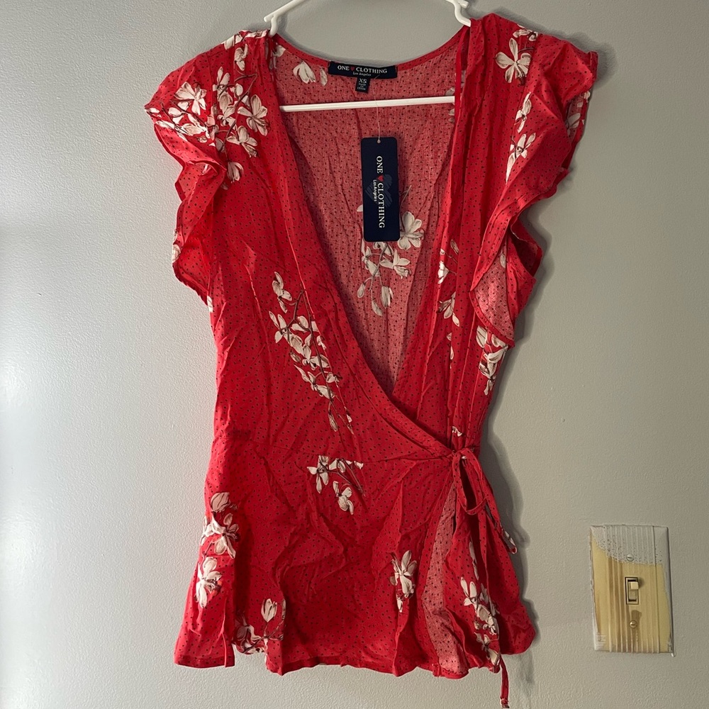 Side tie top! Never worn :) size XS.